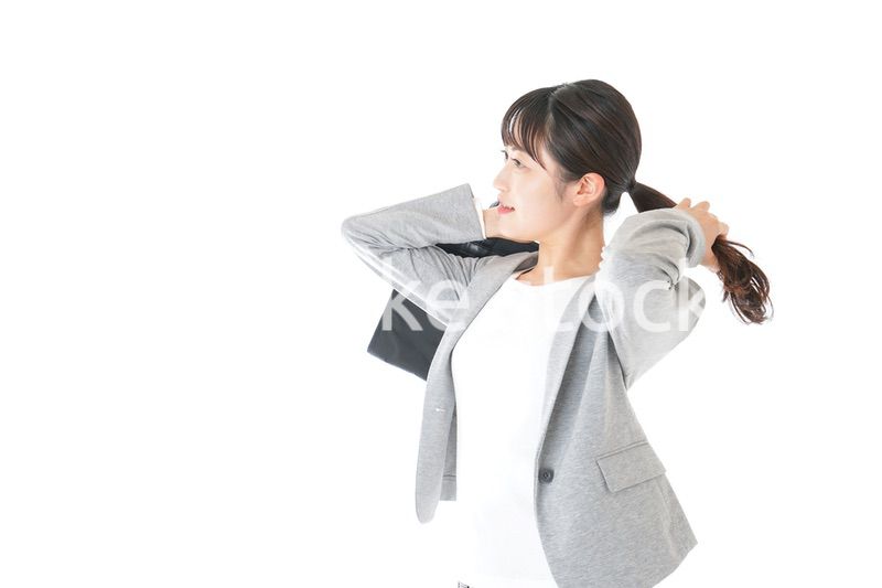 外回り営業をする若いキャリアウーマン