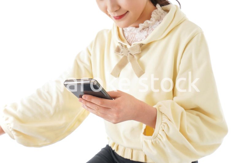 自転車でスマホを使う若い女性