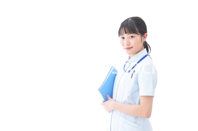笑顔の若い看護師