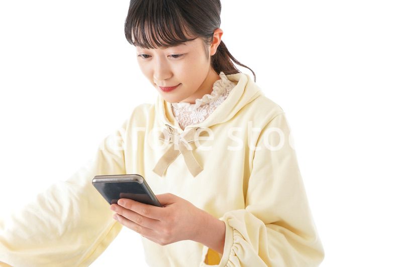 自転車でスマホを使う若い女性