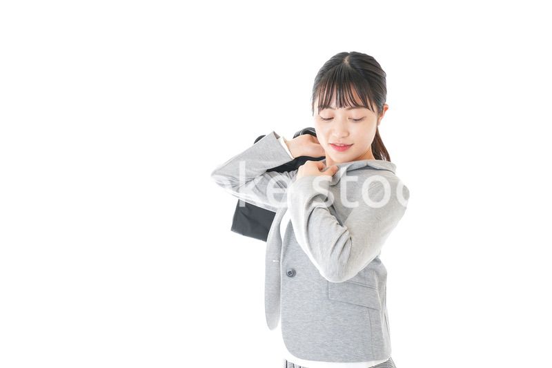 外回り営業をする若いキャリアウーマン