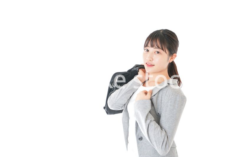 外回り営業をする若いキャリアウーマン