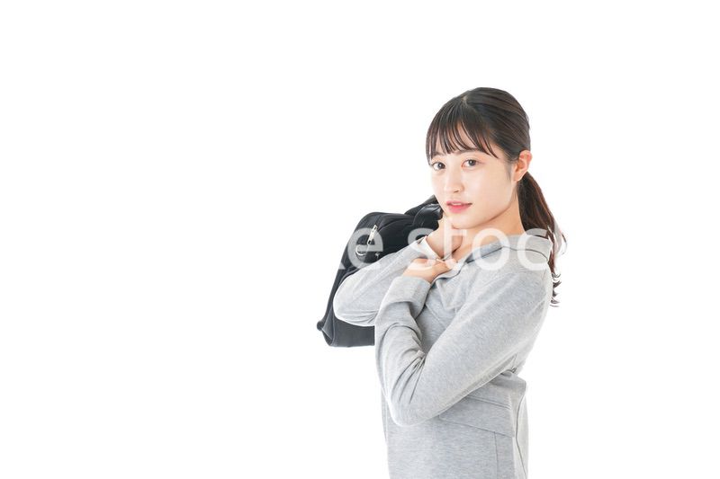 外回り営業をする若いキャリアウーマン