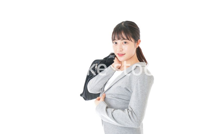 外回り営業をする若いキャリアウーマン