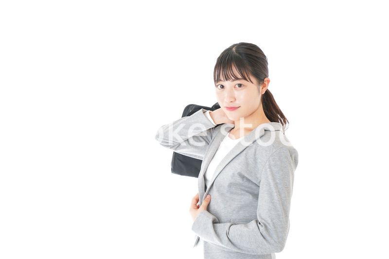 外回り営業をする若いキャリアウーマン