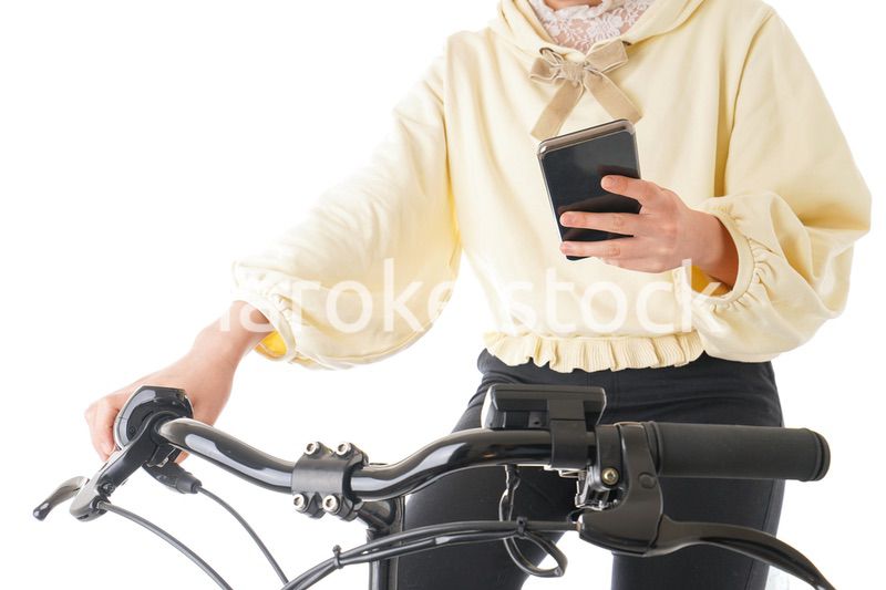 自転車を運転する若い女性