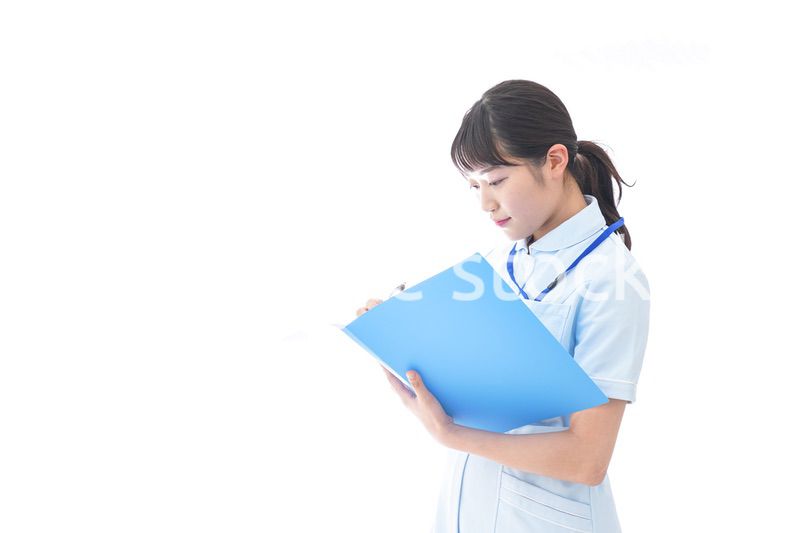 ナース服を着た若い笑顔の看護師