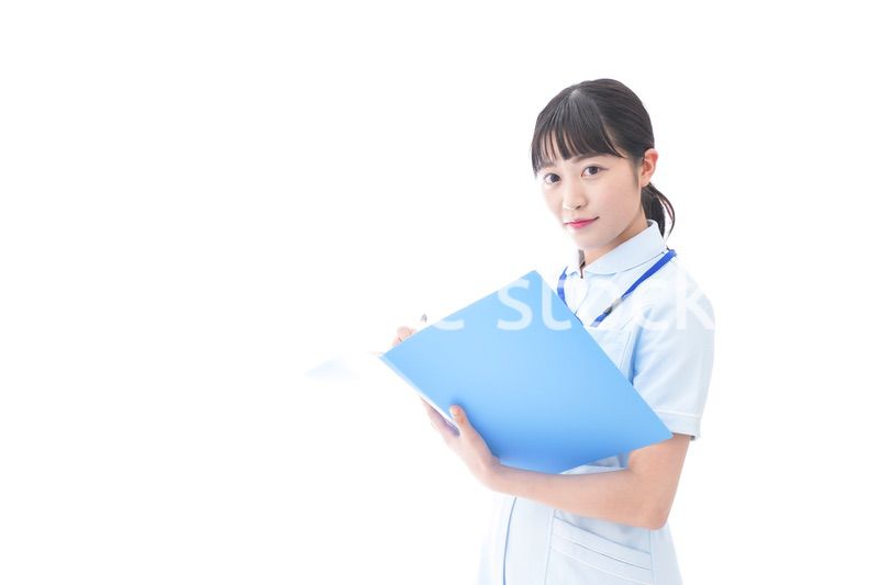 笑顔の若い看護師