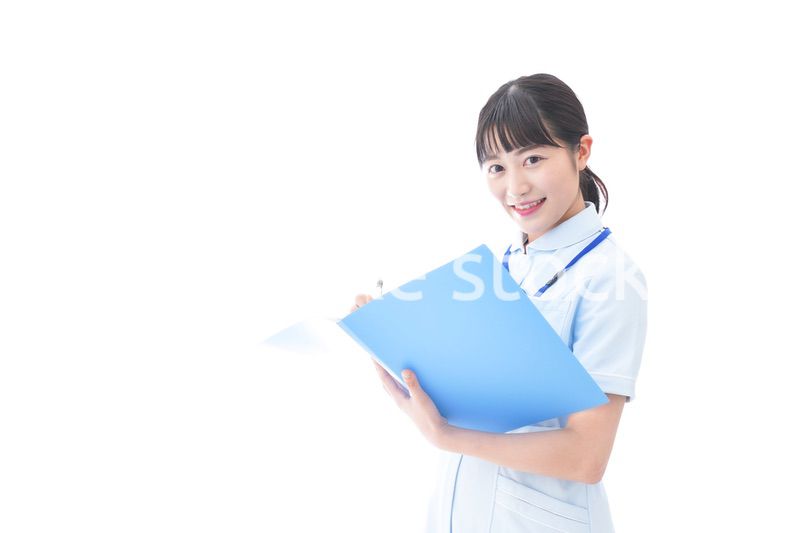 笑顔の若い看護師