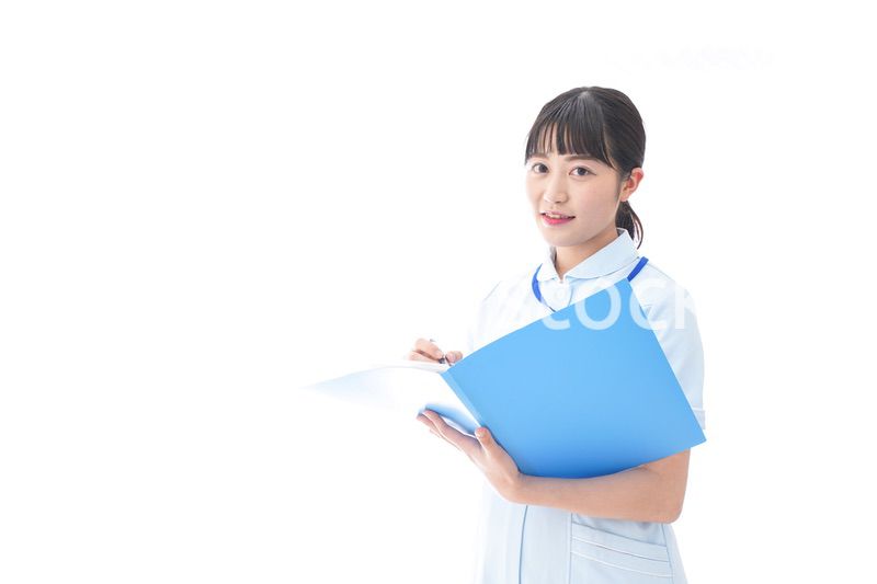 ナース服を着た若い笑顔の看護師