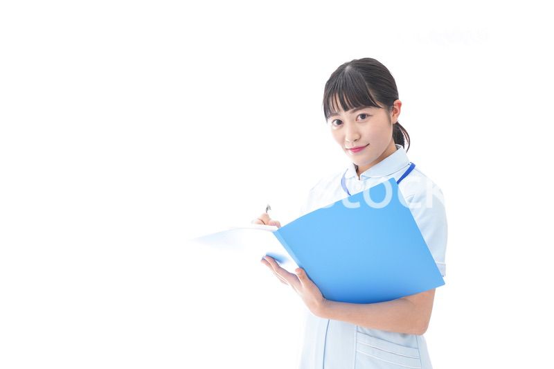 ナース服を着た若い笑顔の看護師