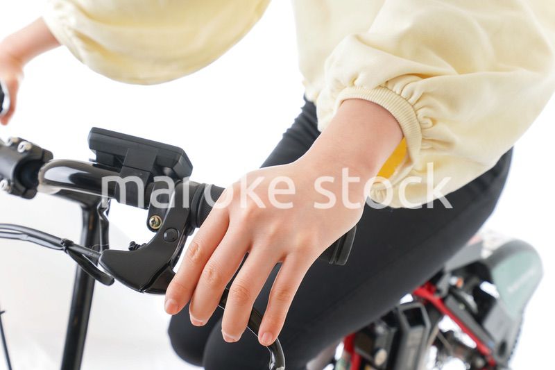 自転車に乗る若い女性