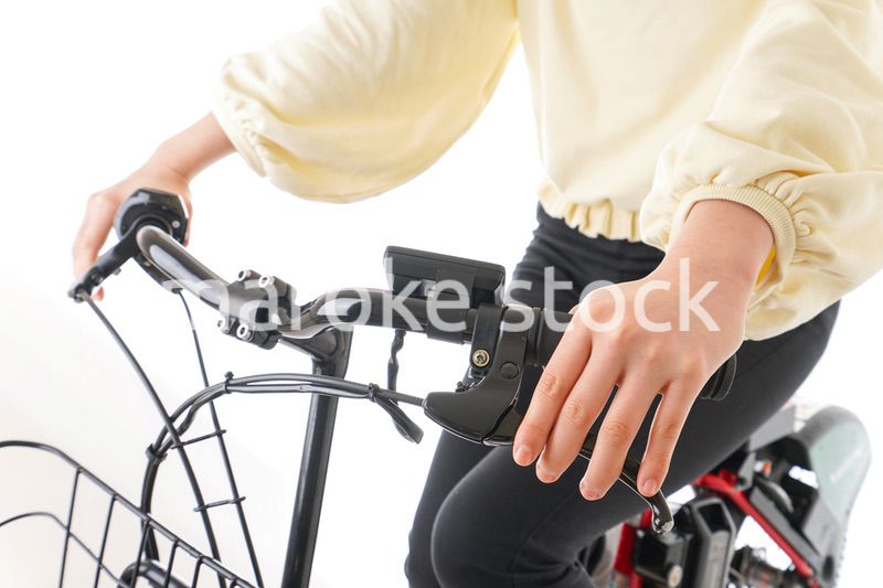 自転車を運転する若い女性