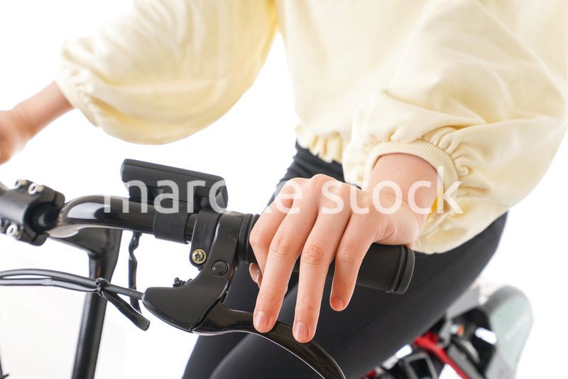 自転車を運転する若い女性