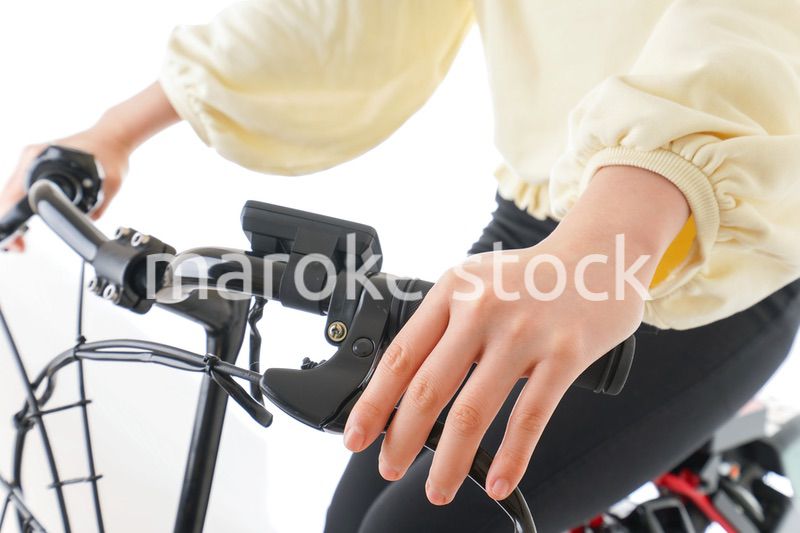 自転車に乗る若い女性