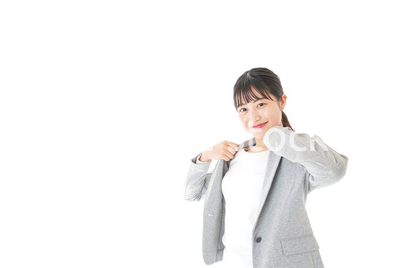 スーツを着るビジネスウーマン