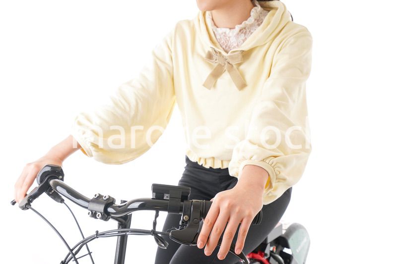 自転車を運転する若い女性