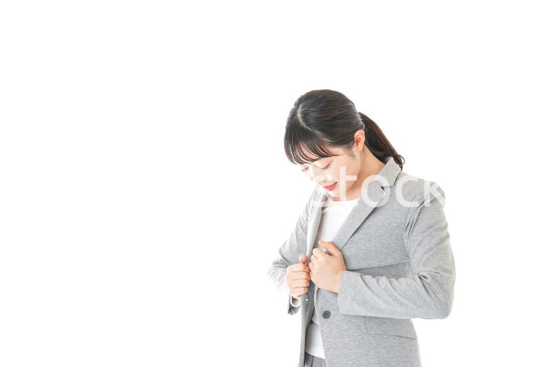 スーツを着るビジネスウーマン