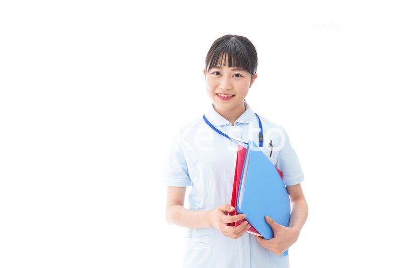 ナース服を着た若い笑顔の看護師
