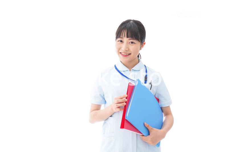 ナース服を着た若い笑顔の看護師