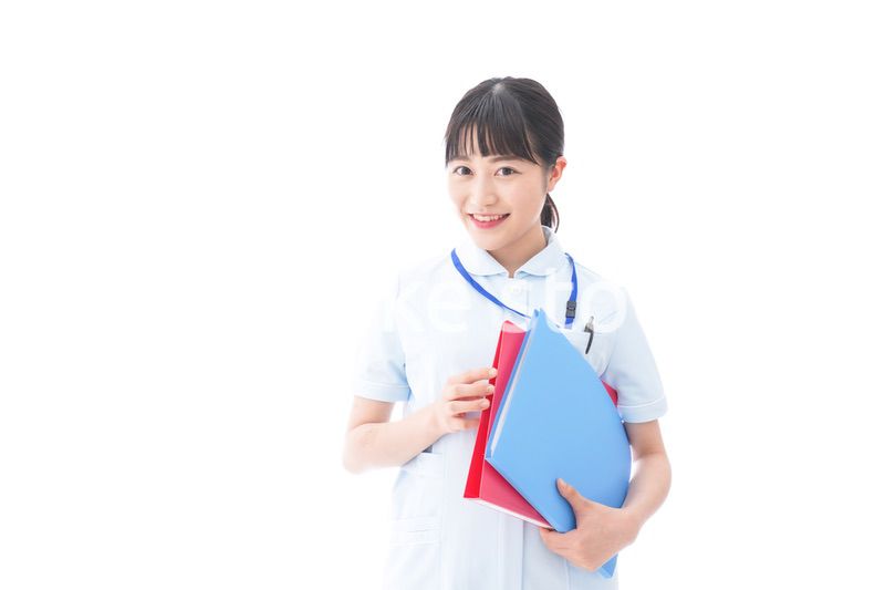 笑顔の若い看護師