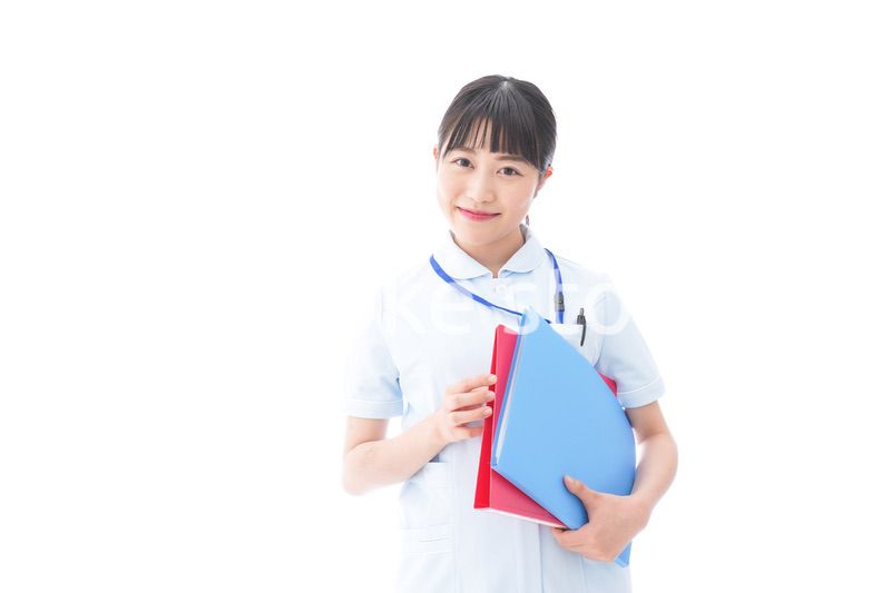 笑顔の若い看護師