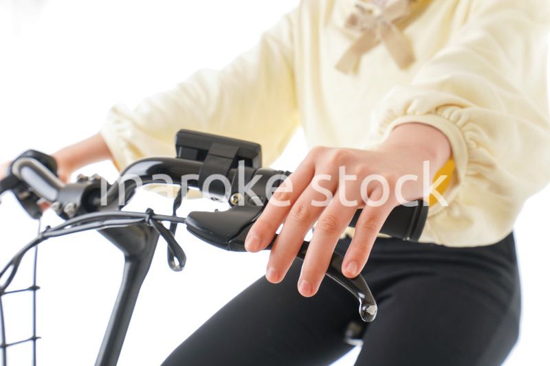 自転車に乗る若い女性