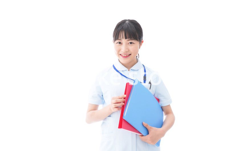 笑顔の若い看護師
