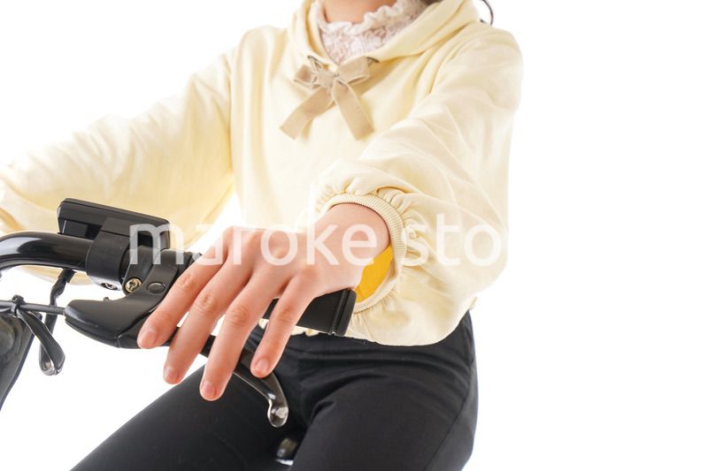 自転車を運転する若い女性