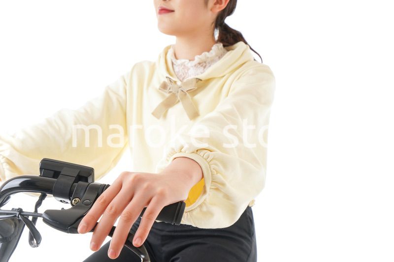 自転車に乗る若い女性