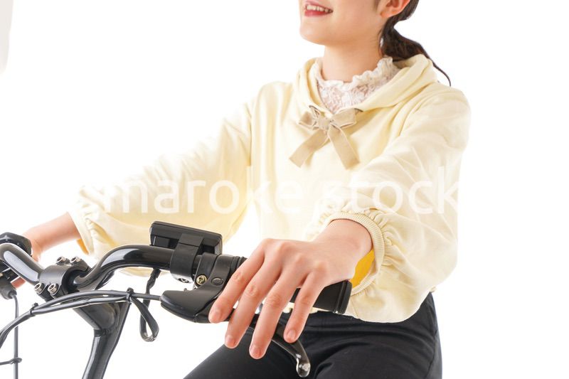 自転車を運転する若い女性