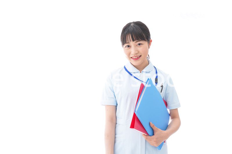 ナース服を着た若い笑顔の看護師