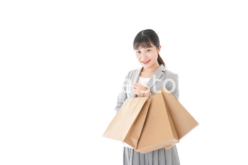 ショッピングをするビジネスウーマン