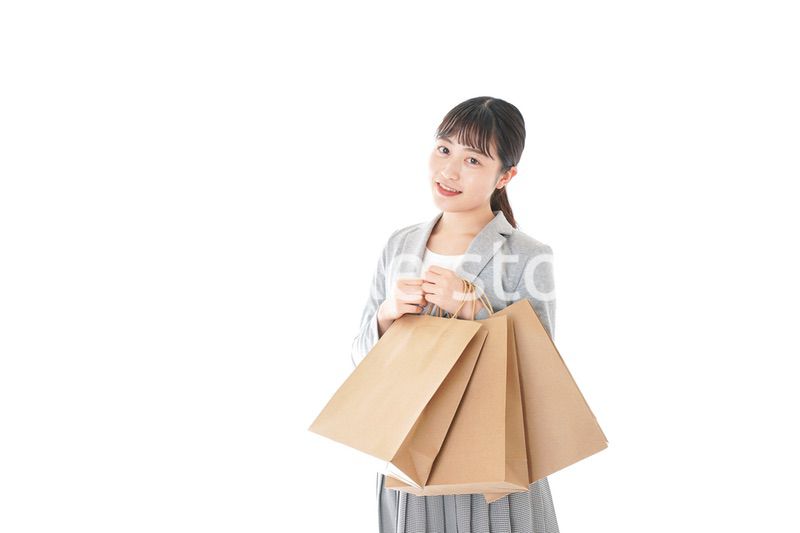 ショッピングをするビジネスウーマン