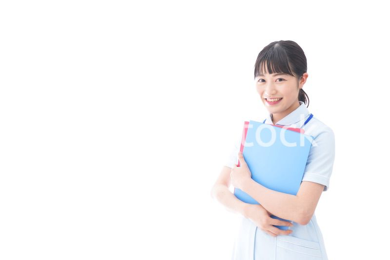 笑顔の若い看護師