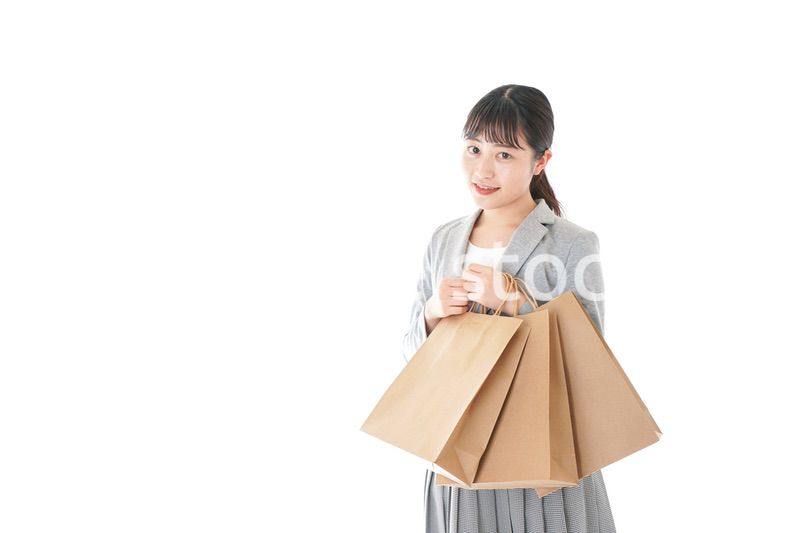 ショッピングをするビジネスウーマン