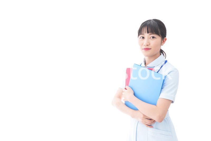 笑顔の若い看護師