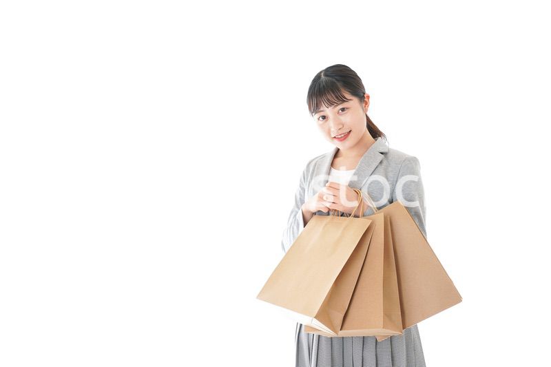 ショッピングをするビジネスウーマン