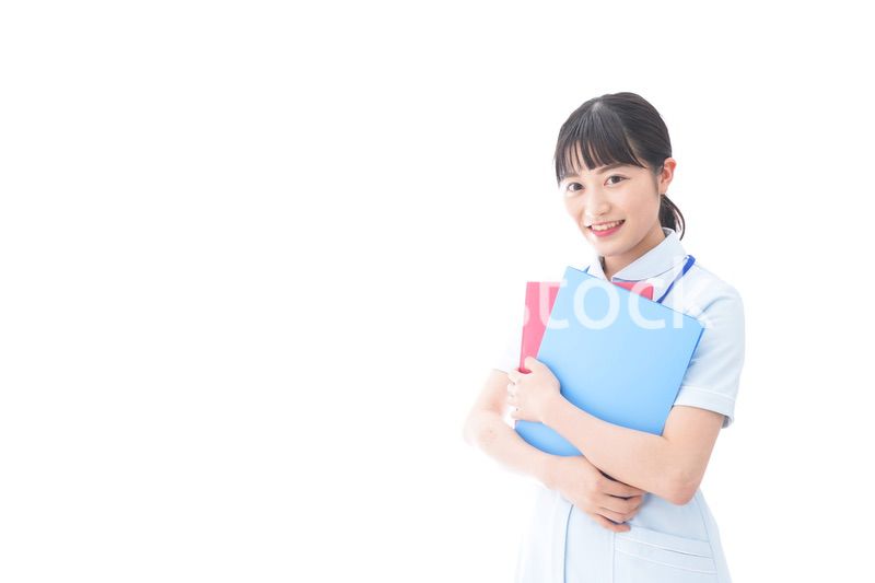 笑顔の若い看護師