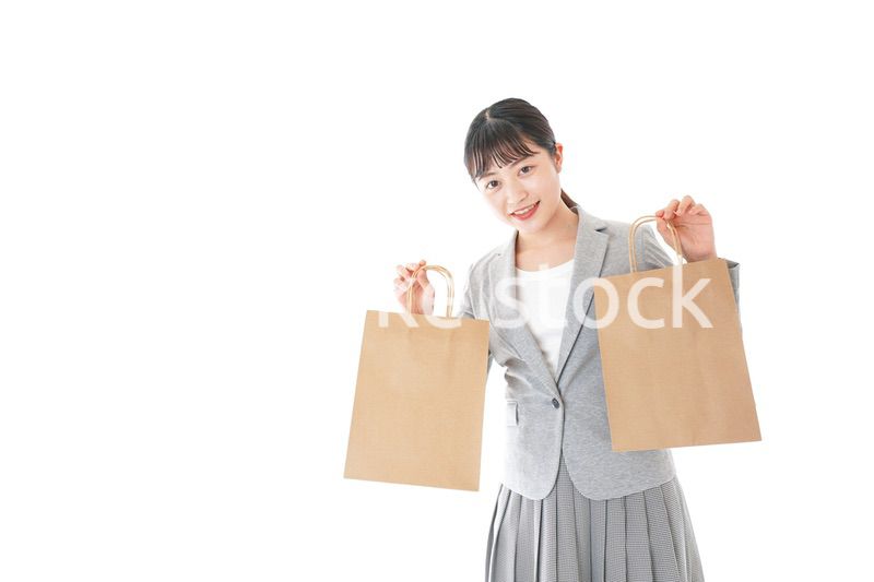 ショッピングをするビジネスウーマン