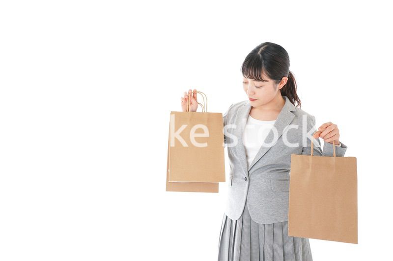 ショッピングをするビジネスウーマン