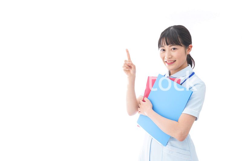 ナース服を着た若い笑顔の看護師