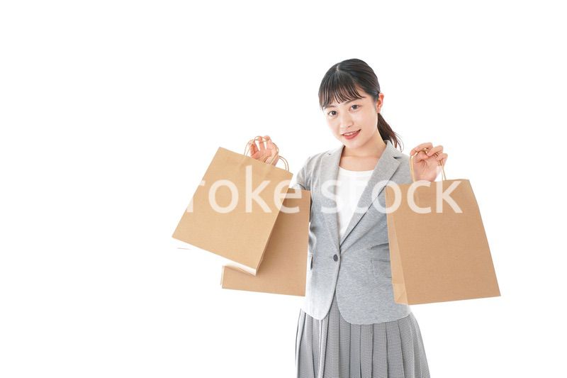 ショッピングをするビジネスウーマン