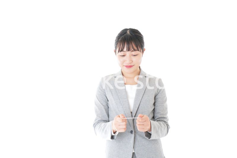 名刺を差し出す若いキャリアウーマン