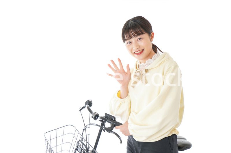 自転車に乗る若い女性