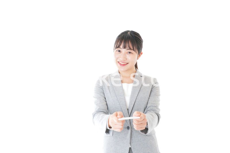 名刺を差し出す若いキャリアウーマン
