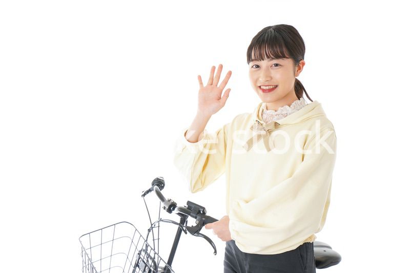 自転車に乗る若い女性