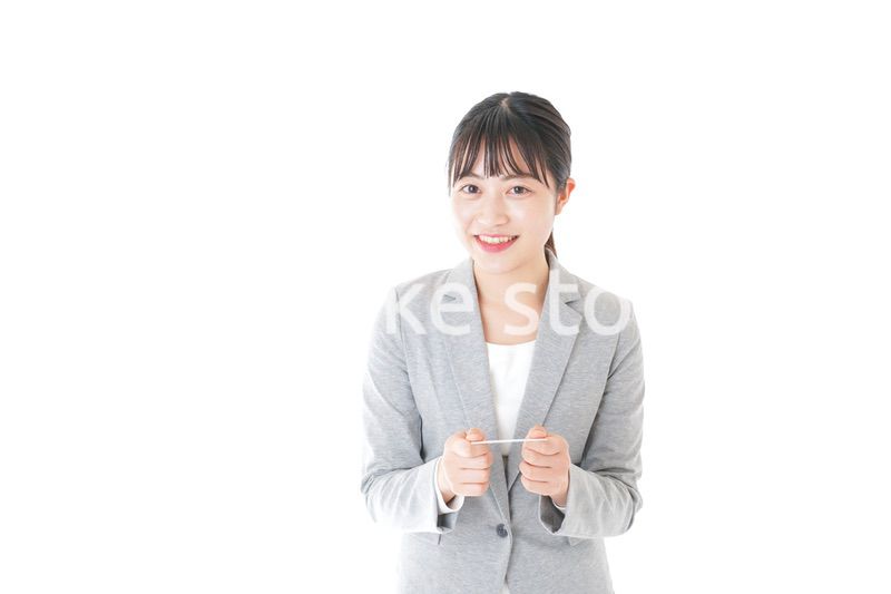 名刺を差し出す若いキャリアウーマン