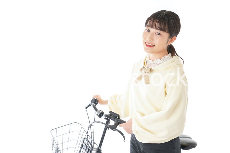 自転車に乗る若い女性