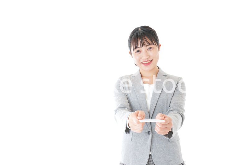 名刺を差し出す若いキャリアウーマン